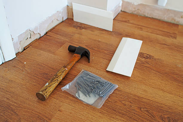 piso laminado y herramientas - wood laminate flooring floor nail hammer fotografías e imágenes de stock