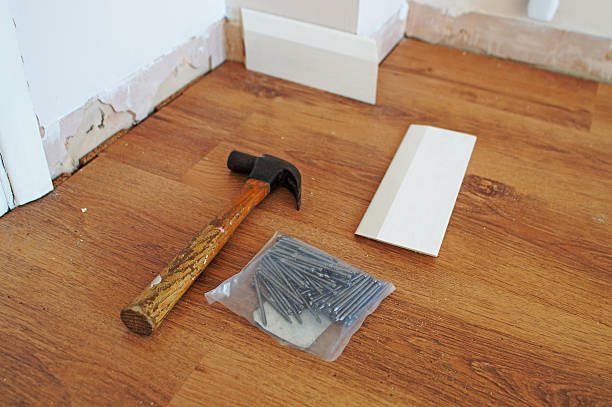 chão laminado e ferramentas - wood laminate flooring floor nail hammer - fotografias e filmes do acervo