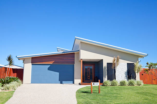 современная семья дома спереди с copyspace blue sky - suburb house garage facade стоковые фото и изображения