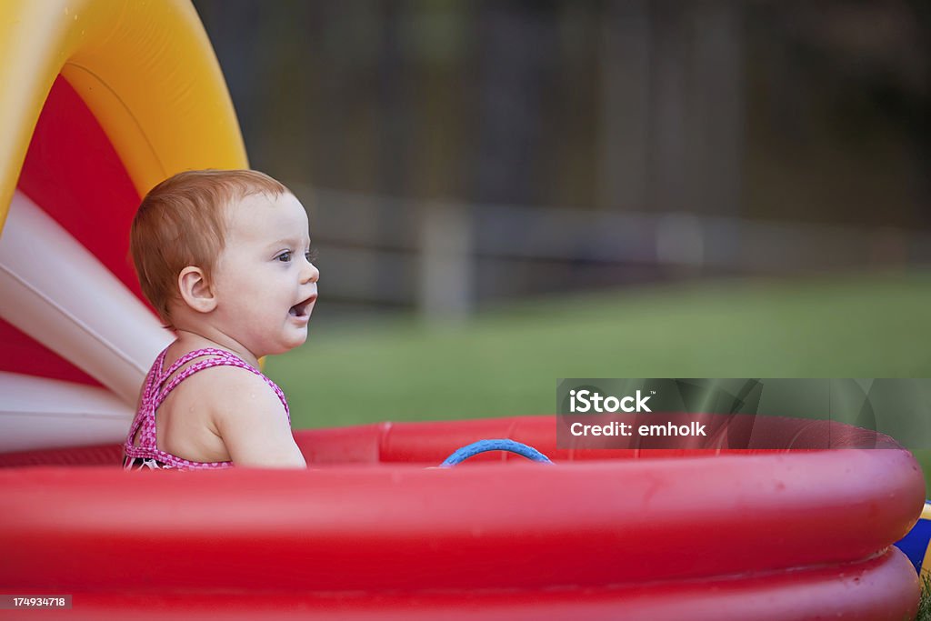 Petite fille dans la piscine - Photo de Piscine gonflable libre de droits