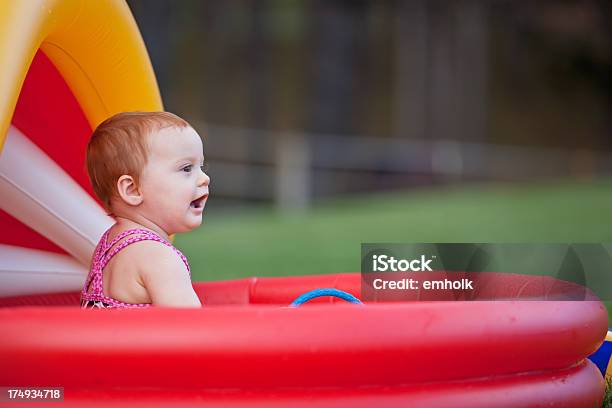 Photo libre de droit de Petite Fille Dans La Piscine banque d'images et plus d'images libres de droit de Piscine gonflable - Piscine gonflable, 6-11 mois, Bonheur