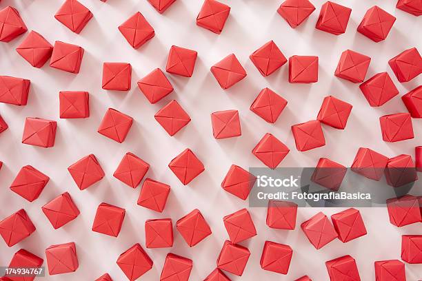 Papel Vermelho Cubos - Fotografias de stock e mais imagens de Origami - Origami, Trabalho de Equipa, Abstrato