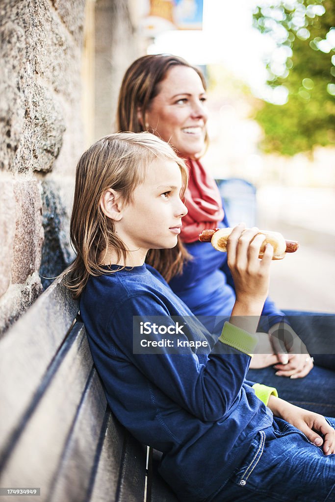 Fils de manger un hotdog - Photo de Famille libre de droits