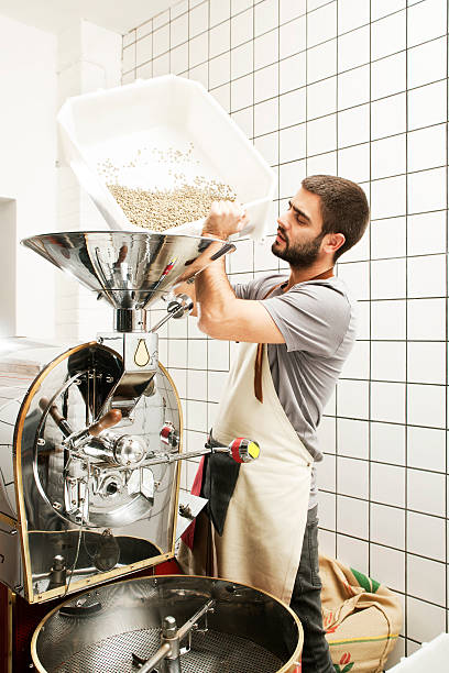 кофе roasting процесс - roasted machine bean mixing стоковые фото и изображения