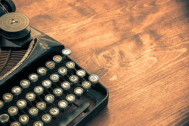 alte vintage-schreibmaschine auf holz mit textfreiraum - letter h typewriter key typewriter old stock-fotos und bilder