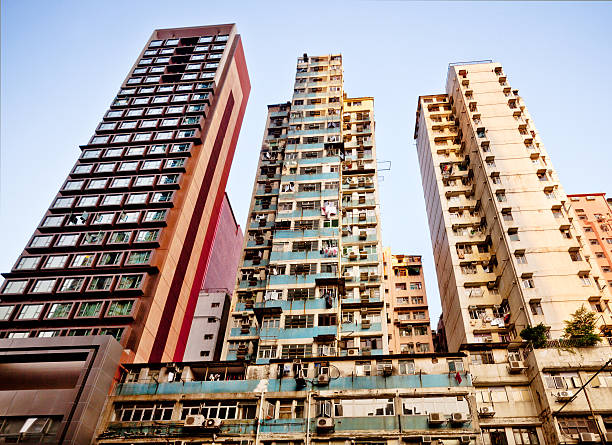 appartements gratte-ciel de hong kong - too small architecture in a row apartment photos et images de collection