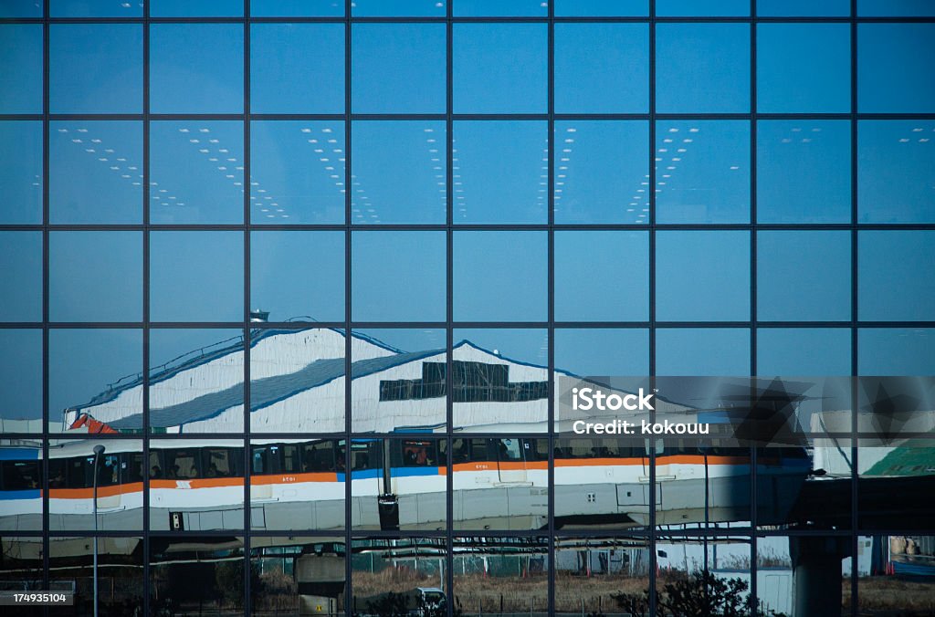 monorail spiegelt sich in der Glas-Fassade - Lizenzfrei Abstrakt Stock-Foto