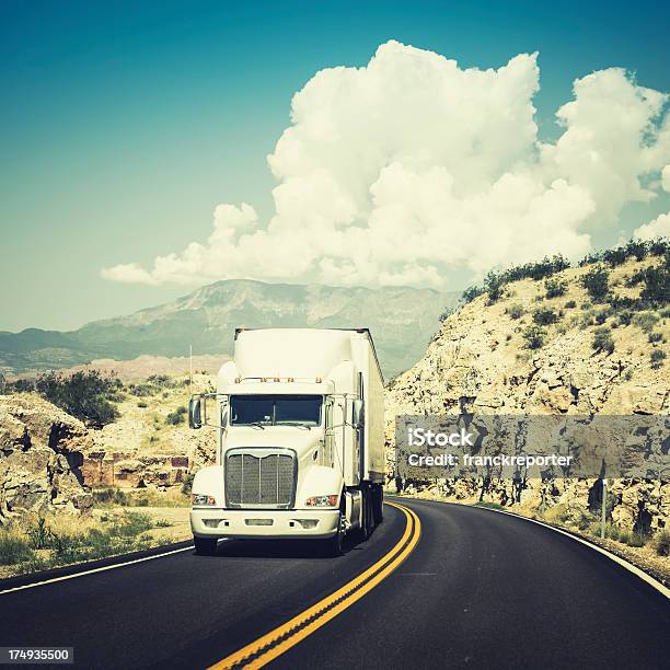 Amerykański Truck Na Trasie 66usa - zdjęcia stockowe i więcej obrazów Konwój - Konwój, Ciężarówka, Ciężarówka transportowa