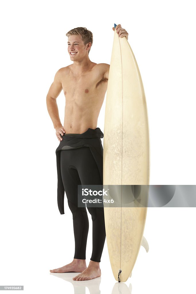 Souriant homme avec une planche de surf surfeur - Photo de 18-19 ans libre de droits