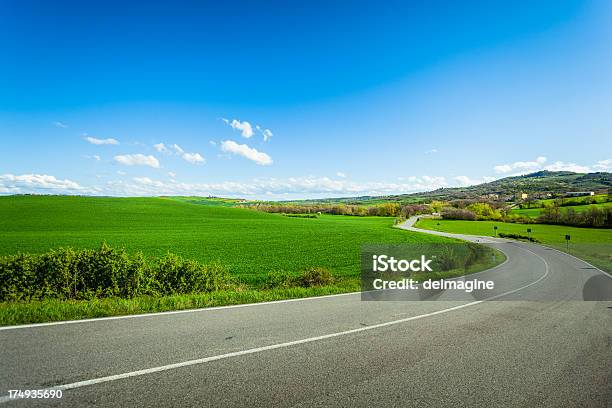 Strada Attraverso I Campi - Fotografie stock e altre immagini di Ambientazione esterna - Ambientazione esterna, Asfalto, Autostrada