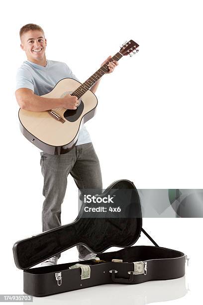 笑顔のストリートミュージシャンがギター - 1人のストックフォトや画像を多数ご用意 - 1人, 20代, アコースティックギター