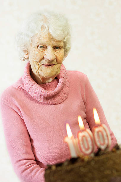 vovó longo de estar - long life cake birthday cake grandparent - fotografias e filmes do acervo