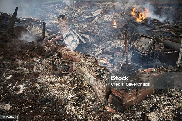 総根底燃えるています - 爆撃されたのストックフォトや画像を多数ご用意 - 爆撃された, 家, 焼けた