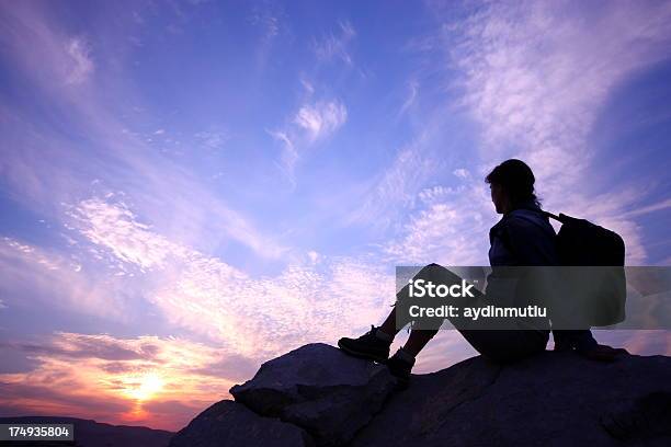 Mountain Trekking Pausa - Fotografie stock e altre immagini di Adulto - Adulto, Alpinismo, Ambientazione esterna