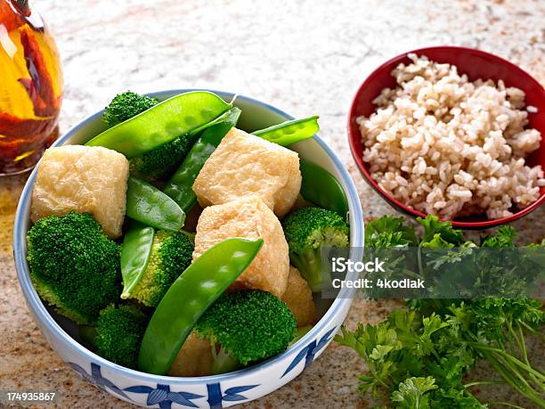 Mescolare Verdure Fritte - Fotografie stock e altre immagini di Alimentazione sana - Alimentazione sana, Bacchette cinesi, Basilico