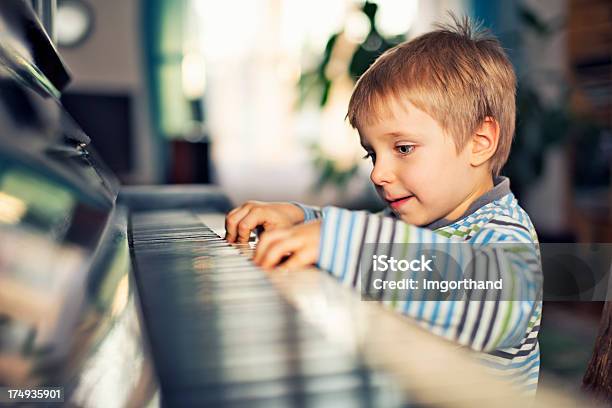 Rapaz A Tocar Piano - Fotografias de stock e mais imagens de Criança - Criança, Música, 2-3 Anos