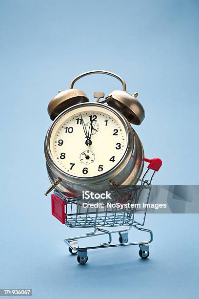 Alarma Para Ir De Compras Foto de stock y más banco de imágenes de Actividad comercial - Actividad comercial, Adicción, Carrito de empujar