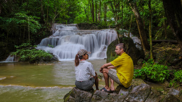 erawan-wasserfall thailand, wunderschöner tiefwald-wasserfall in thailand - erawan beauty in nature waterfall clean stock-fotos und bilder