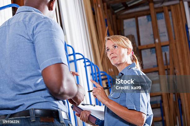 Arbeitnehmer Im Gebäude Erhältlich Die Verfügbarkeit Stockfoto und mehr Bilder von Frauen