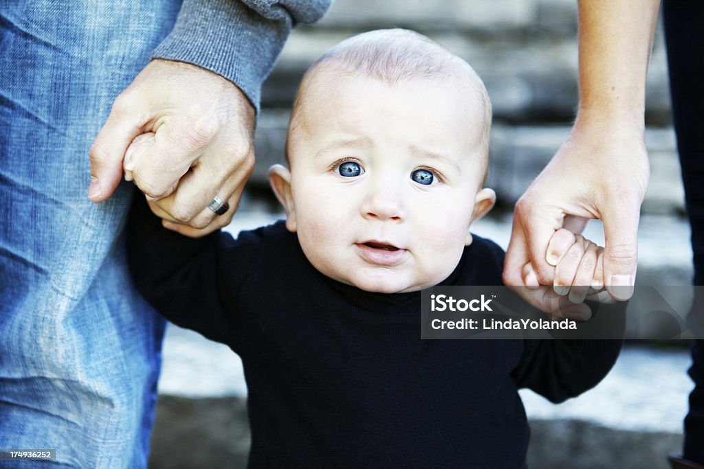 Портрет красивый мальчик-младенец - Стоковые фото 0-11 месяцев роялти-фри