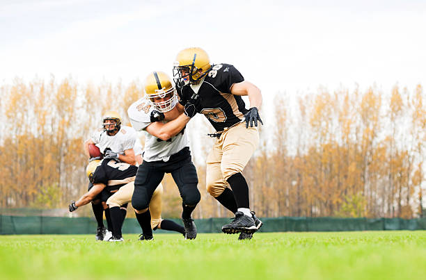 college football-individuare e affrontare. - football player group of people running american football foto e immagini stock