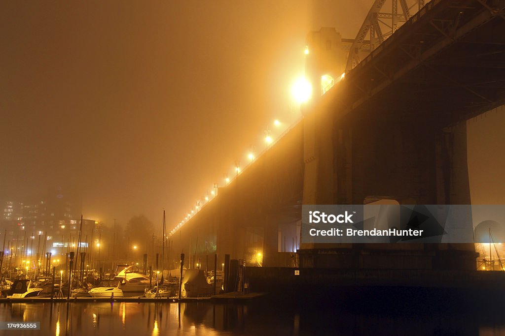 Туманный Span - Стоковые фото Burrard Street Bridge роялти-фри