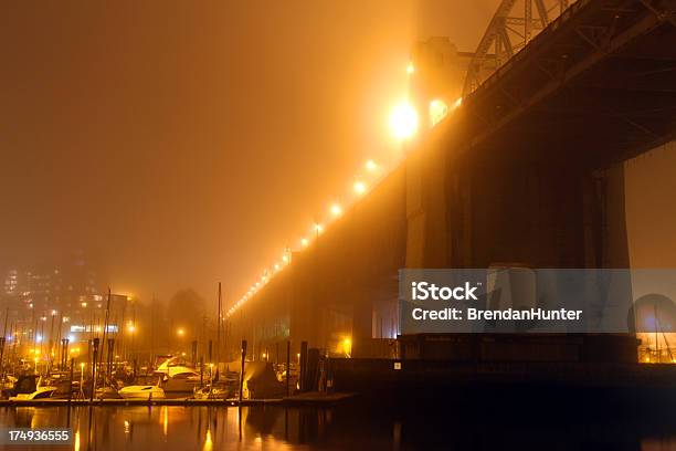 Туманный Span — стоковые фотографии и другие картинки Burrard Street Bridge - Burrard Street Bridge, False Creek, Без людей
