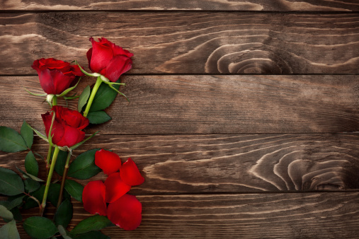 Rose arrangement on wooden table