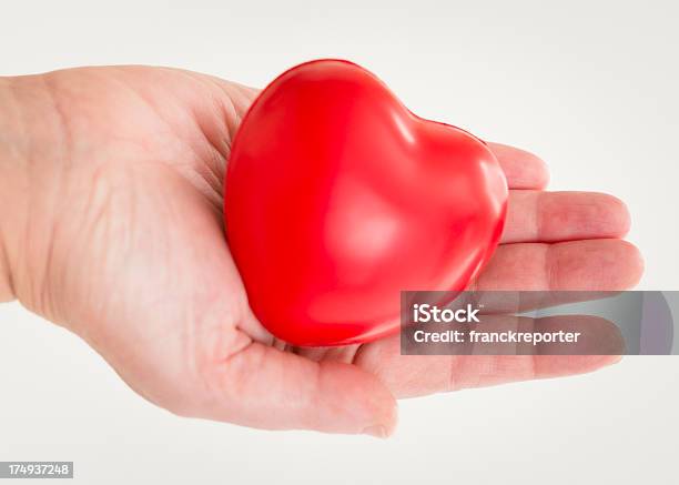 Mão Humana Segurando Um Santo Dia Dos Namorados Coração De Brinquedo - Fotografias de stock e mais imagens de Adulto