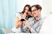 junges-paar-blick-auf-mobiltelefon.jpg?b=1&s=170x170&k=20&c=OarZOBop-u6cTHnx0KCqFwWf_0iWLzMG_9HER0fcr1E=