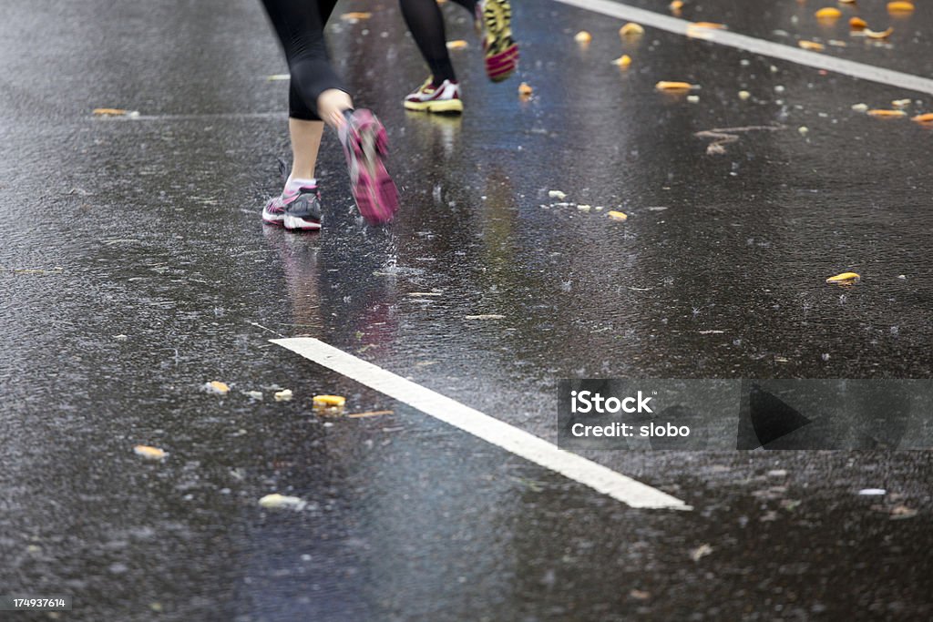 Maratón corredores en un día de lluvia - Foto de stock de Aerobismo libre de derechos