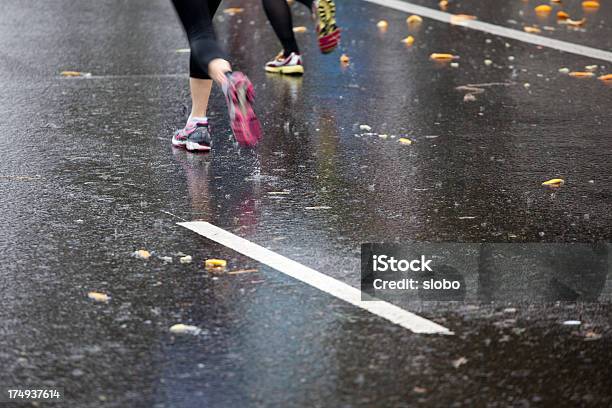 Maratón Corredores En Un Día De Lluvia Foto de stock y más banco de imágenes de Aerobismo - Aerobismo, Aire libre, Atleta - Atletismo