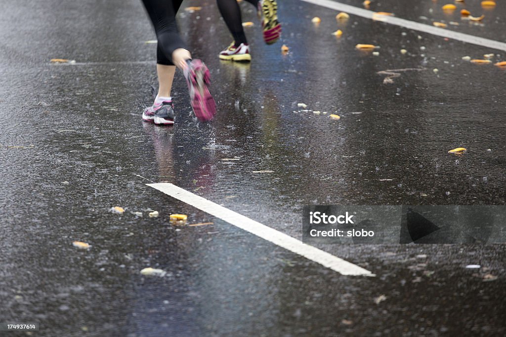 Maratona corridori in un giorno di pioggia - Foto stock royalty-free di Ambientazione esterna