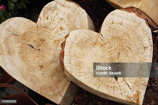 Herzen Von Einem Stamm Stockfoto und mehr Bilder von Herzform - Herzform, Holz, Sägen