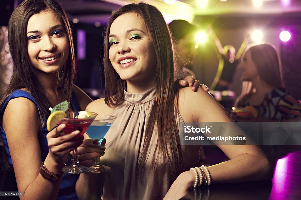 Donne brindando - Foto stock royalty-free di 20-24 anni