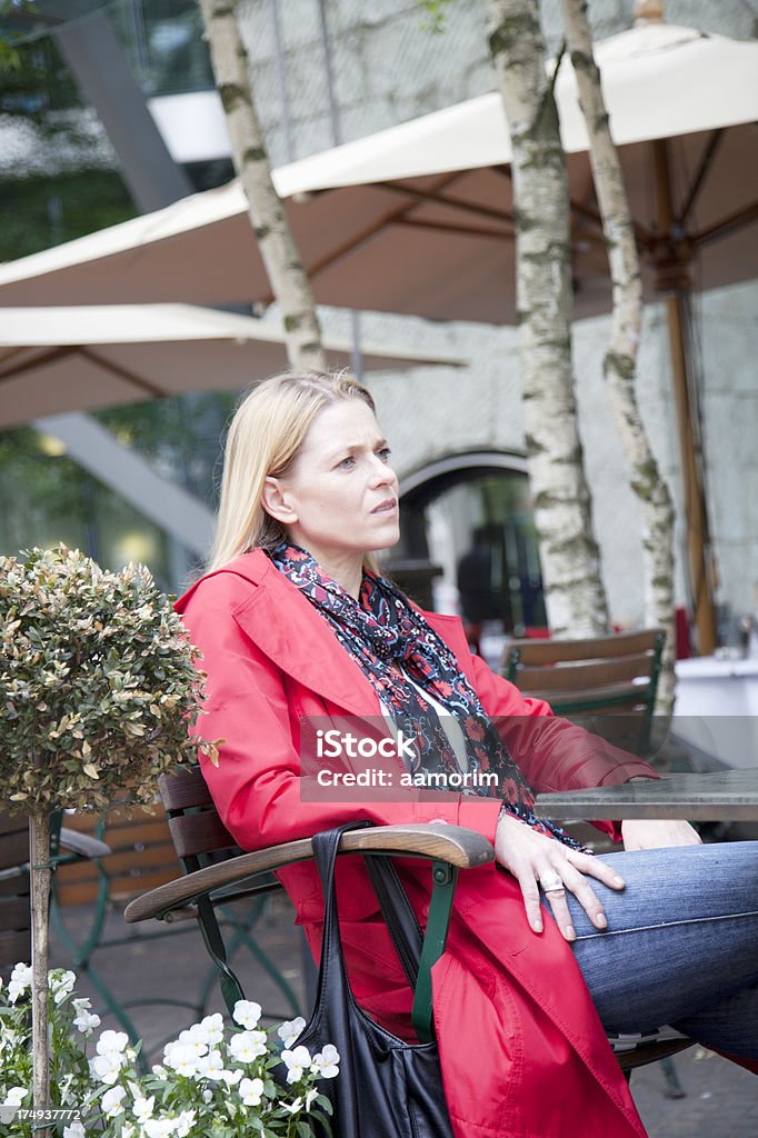 Mujer mirando preocupado - Foto de stock de Mujeres libre de derechos