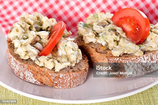 Pão Com Creme No Prato - Fotografias de stock e mais imagens de Abacate - Abacate, Alimentação Saudável, Branco
