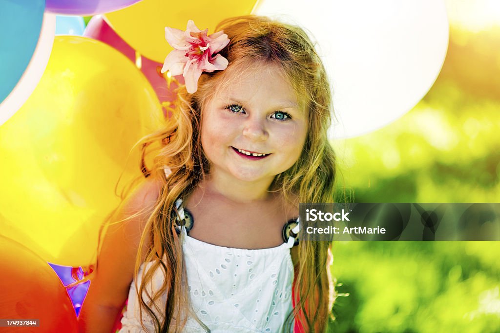 Linda chica con globos - Foto de stock de 12-17 meses libre de derechos
