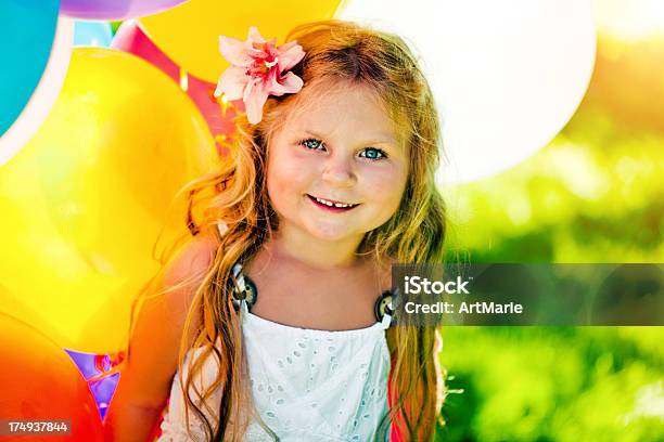 Linda Chica Con Globos Foto de stock y más banco de imágenes de 12-17 meses - 12-17 meses, Actividad, Actividades recreativas