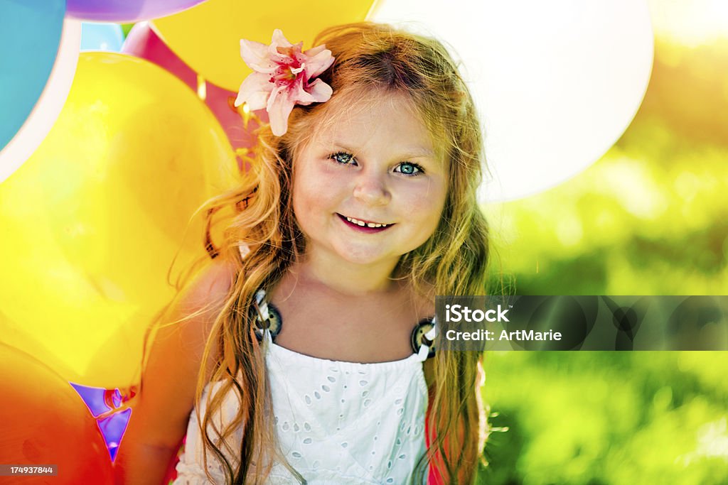 Ragazza carina con palloncini - Foto stock royalty-free di 12-17 mesi