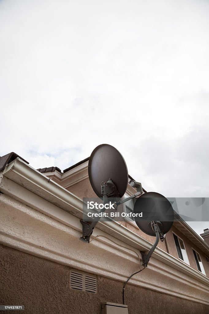 Casa antena parabólica - Foto de stock de Aire libre libre de derechos