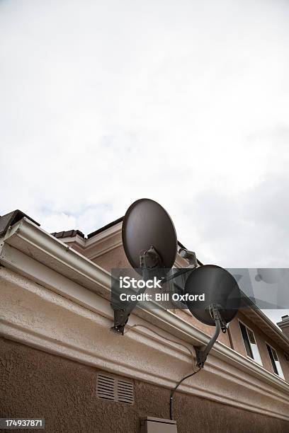 Casa Antena Parabólica Foto de stock y más banco de imágenes de Aire libre - Aire libre, Ancho de banda, Antena - Aparato de telecomunicación