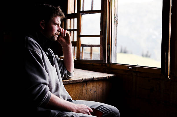 homem no telefone em uma cabana dos alpes - farmer color image photography switzerland - fotografias e filmes do acervo