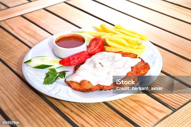 Costoletta - Fotografie stock e altre immagini di Carne di vitello - Carne di vitello, Cotoletta impanata, Ambientazione esterna