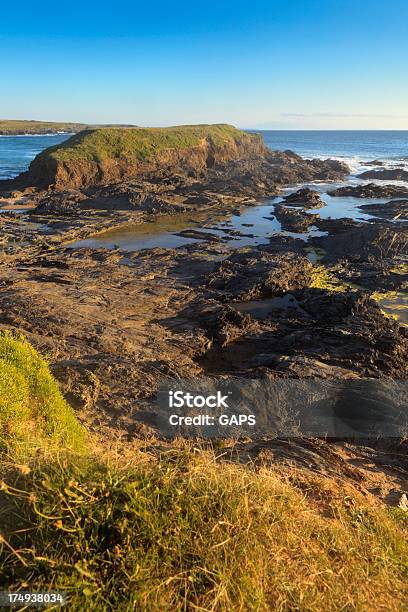 Rocky Costa Di Costantino Bay In Cornovaglia - Fotografie stock e altre immagini di Acqua - Acqua, Ambientazione esterna, Barriera corallina