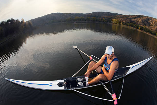 homme souriant au repos sur le bateau avec fisheye - skiff photos et images de collection