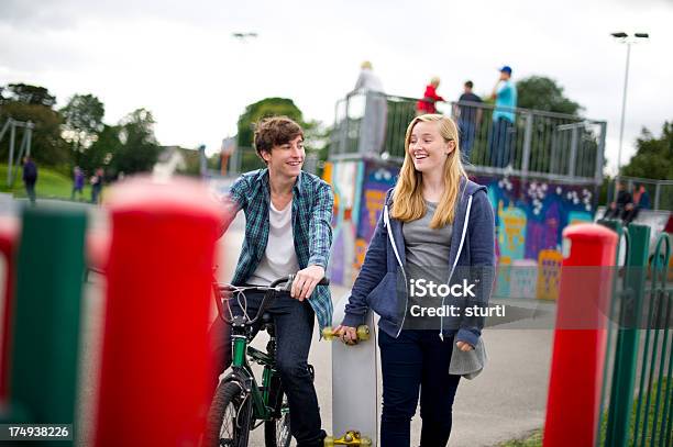 Teen Paar Im Skatepark Stockfoto und mehr Bilder von 16-17 Jahre - 16-17 Jahre, Aktiver Lebensstil, Aktivitäten und Sport