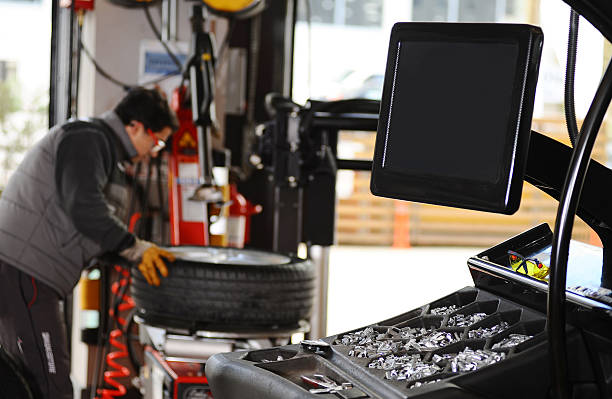 machines dans garage automobile - repairing computer work tool conformity photos et images de collection