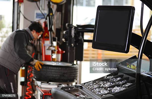 Photo libre de droit de Machines Dans Garage Automobile banque d'images et plus d'images libres de droit de Garage automobile - Garage automobile, Machinerie, Pneu