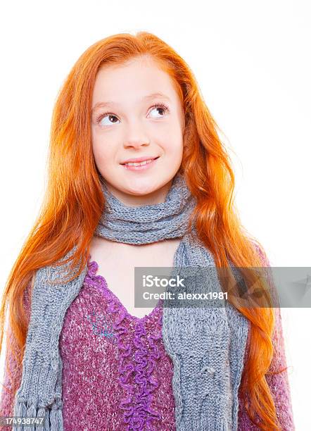 トレンディーな若い 10 代の少女のレッドヘア子羊白い背景にポーズを取る - 14歳から15歳のストックフォトや画像を多数ご用意 - 14歳から15歳, 1人, カジュアルウェア